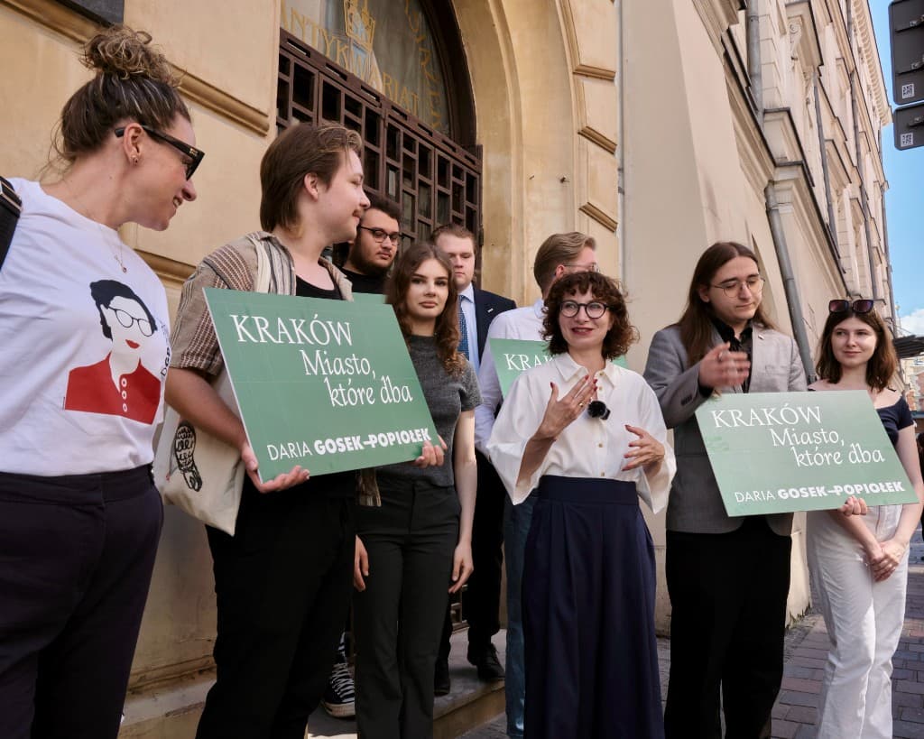 Daria Gosek-Popiołek z drużyną kampanii przy plakatach „Kraków — Miasto, które dba”